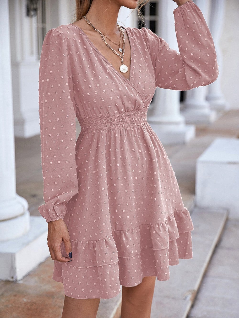 Vestido con detalle de volante y lunares suizos