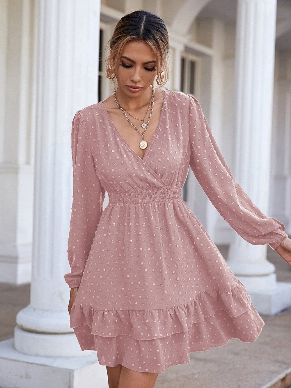 Vestido con detalle de volante y lunares suizos