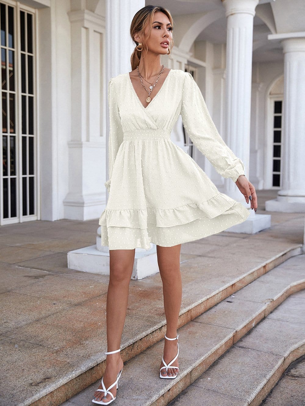 Vestido con detalle de volante y lunares suizos