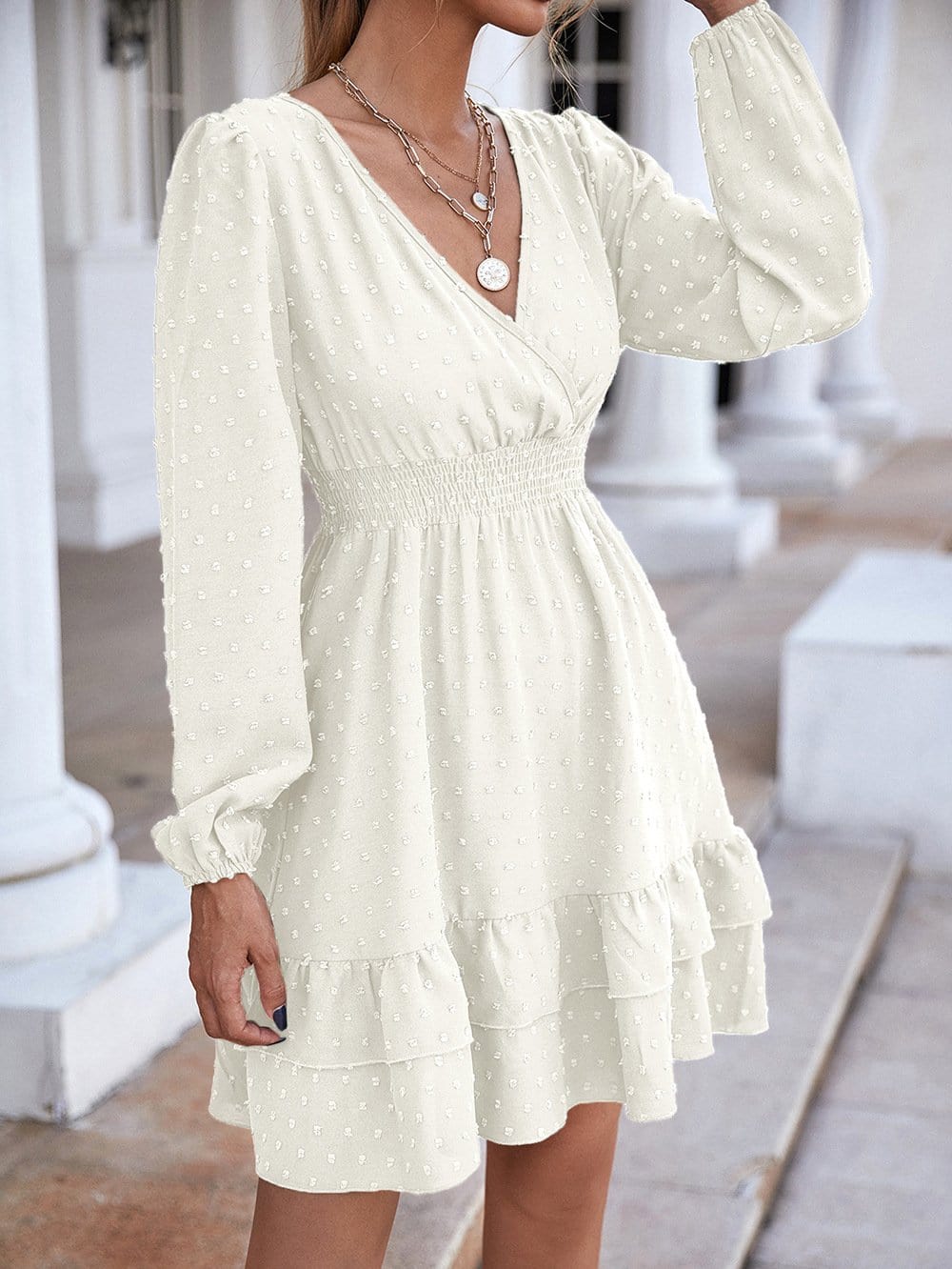 Vestido con detalle de volante y lunares suizos