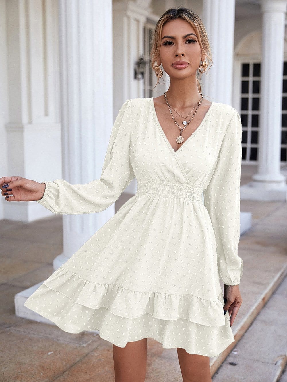 Vestido con detalle de volante y lunares suizos