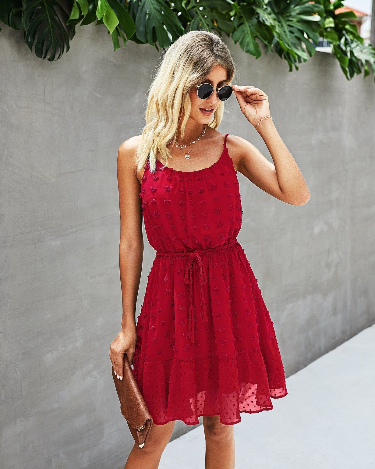 Vestido con lunares suizos y cintura anudada