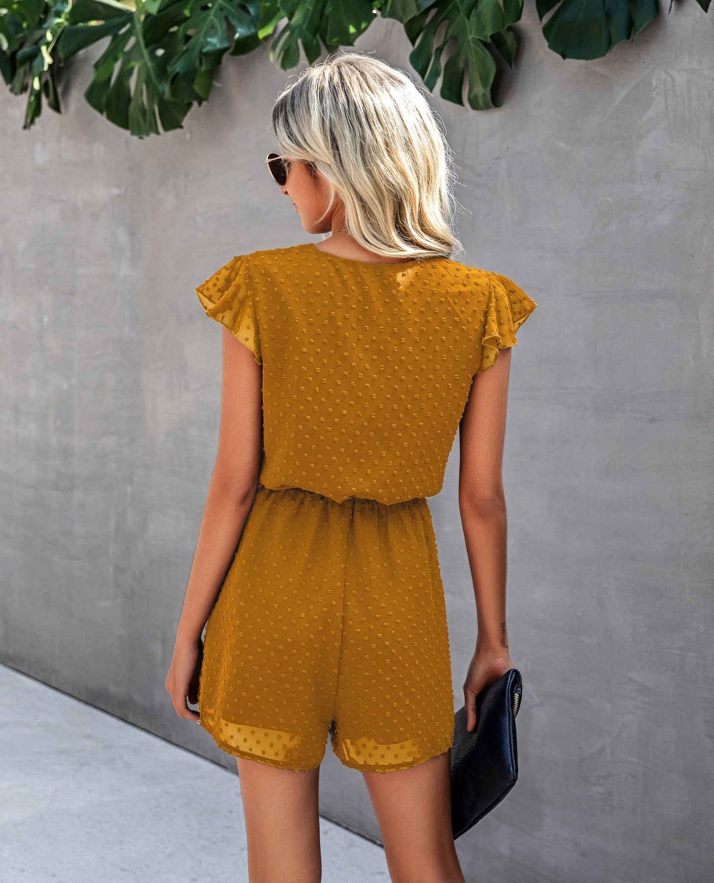 Mono con mangas con volantes y lunares suizos