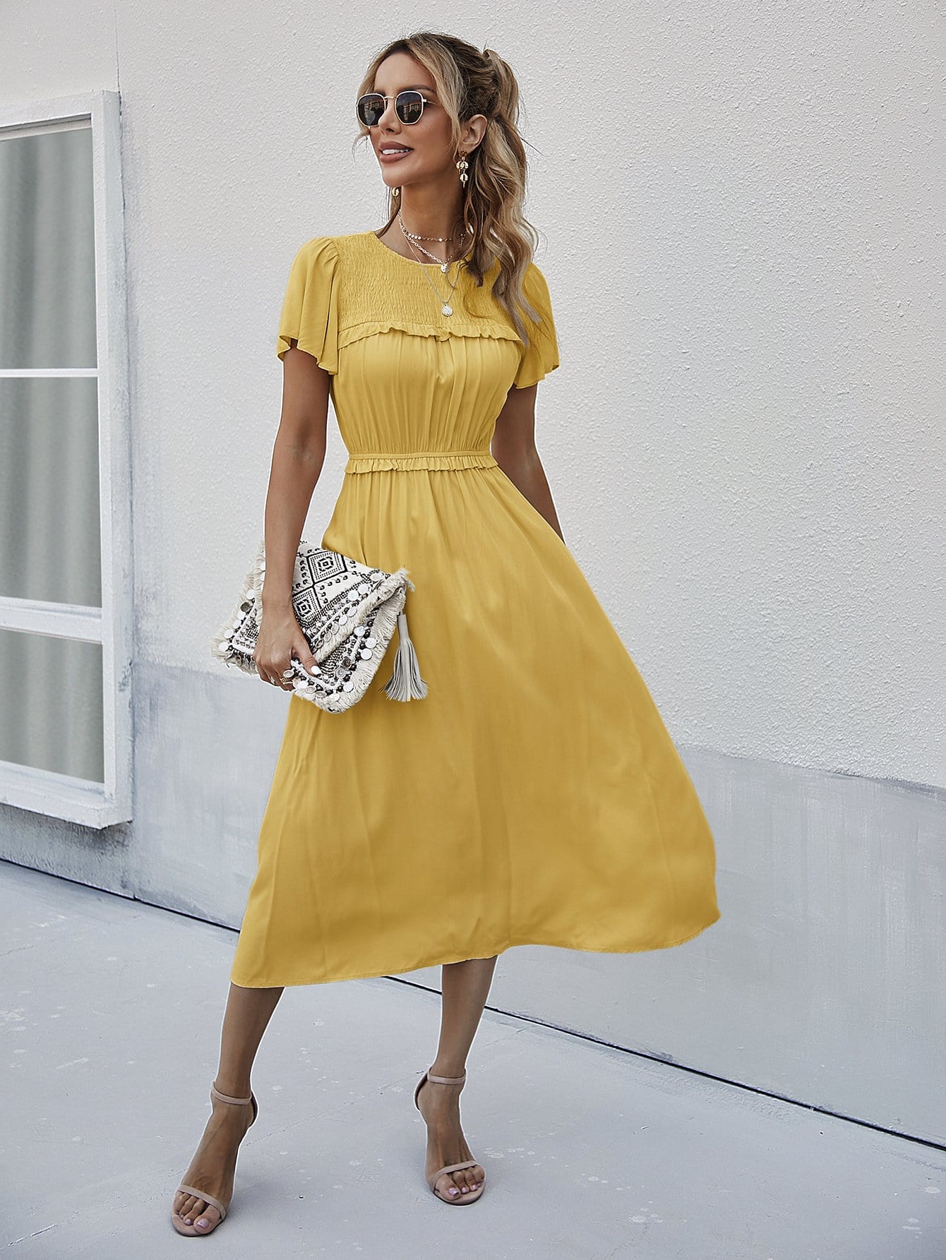 Vestido con cuello fruncido y mangas sueltas