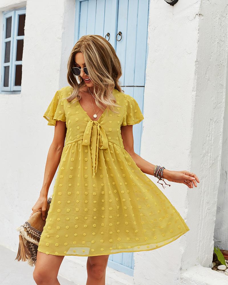 Vestido con cinta de lunares suizos en la parte delantera