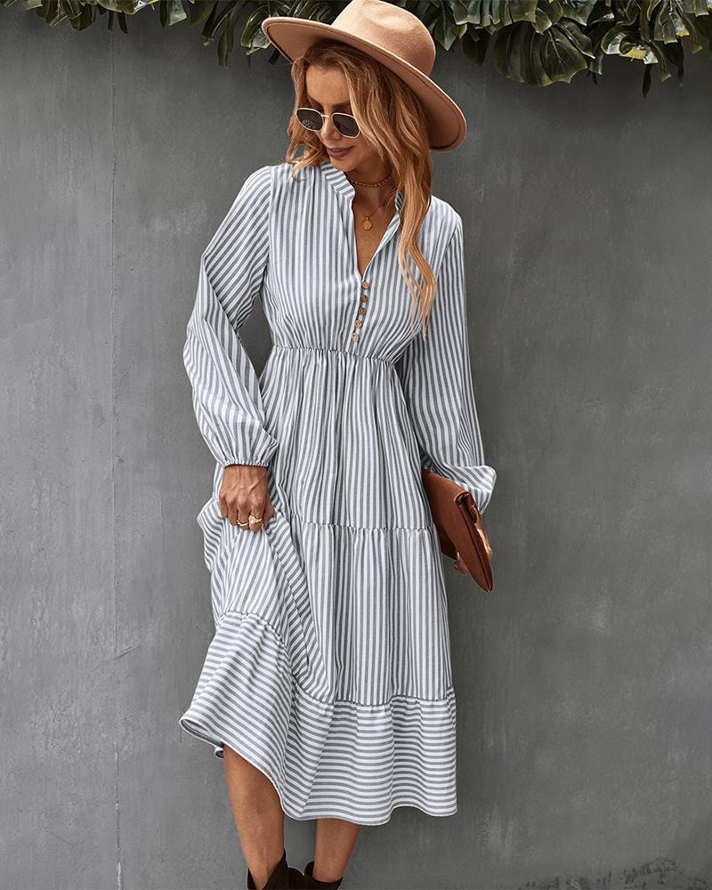 Vestido de rayas de manga larga con capas