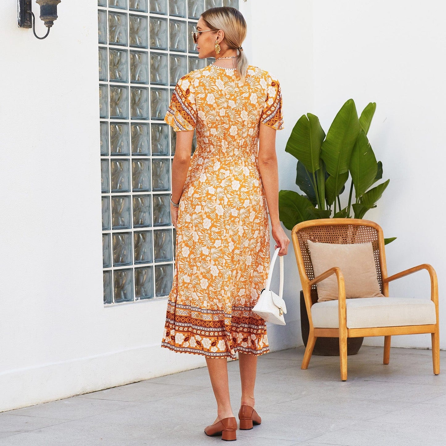 Vestido bohemio con estampado floral y escote cruzado