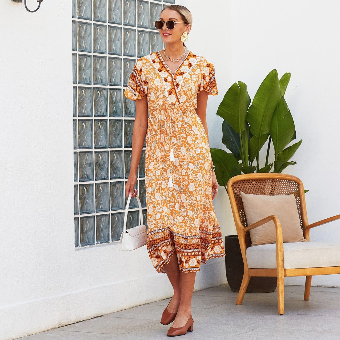Vestido bohemio con estampado floral y escote cruzado
