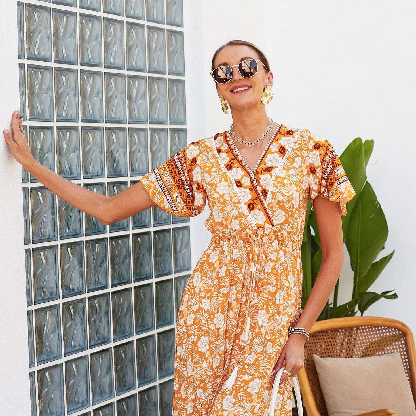 Vestido bohemio con estampado floral y escote cruzado