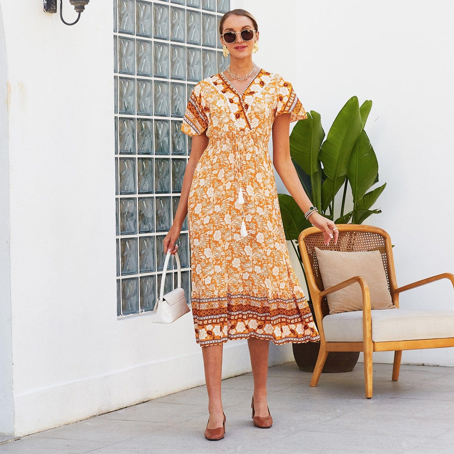 Vestido bohemio con estampado floral y escote cruzado