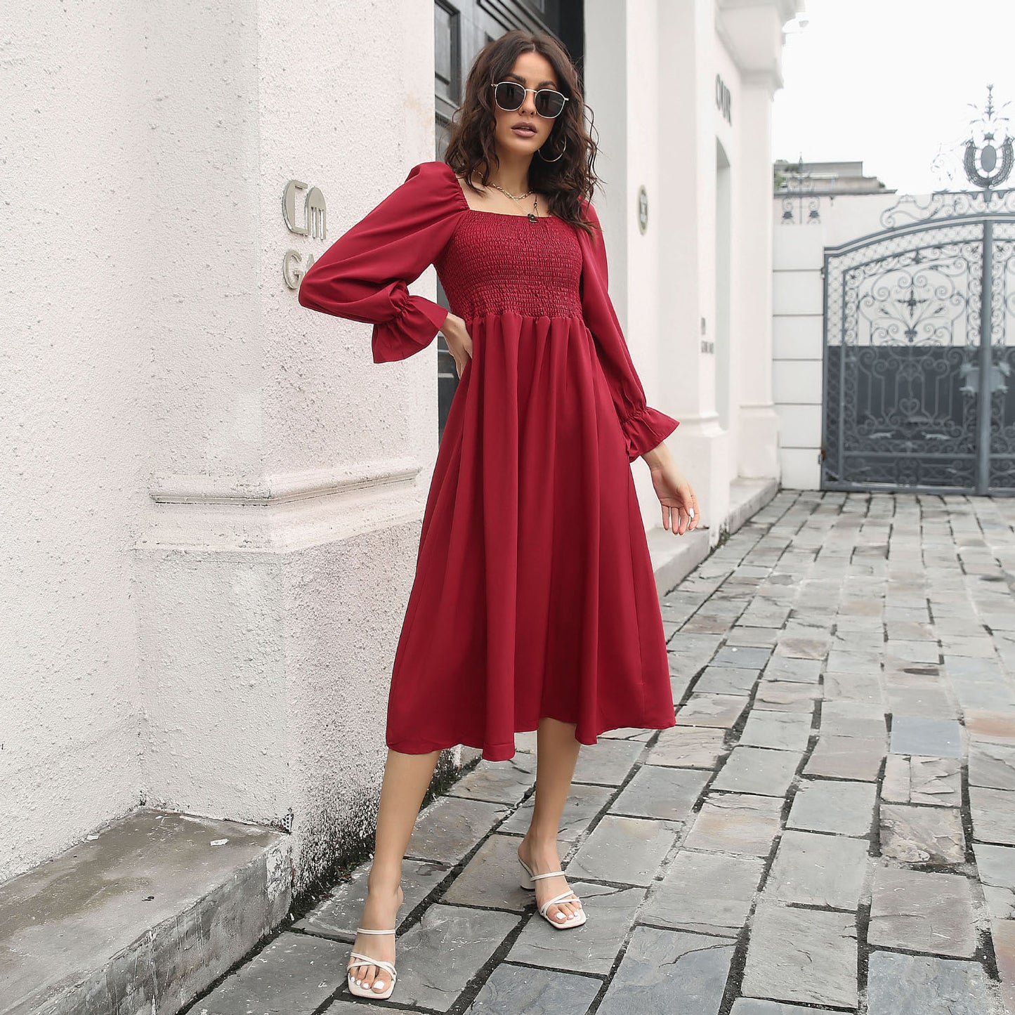 Vestido con escote cuadrado fruncido