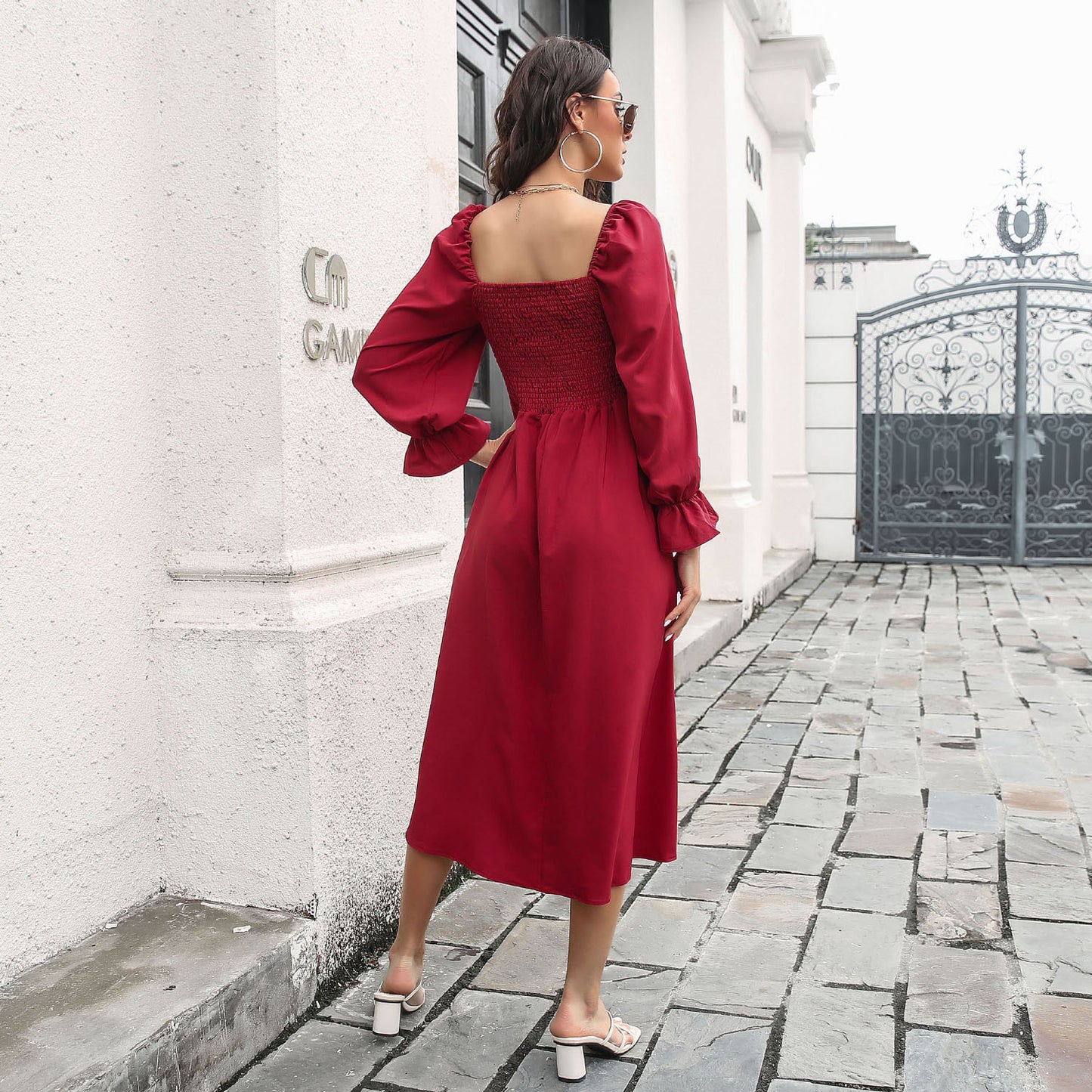 Vestido con escote cuadrado fruncido