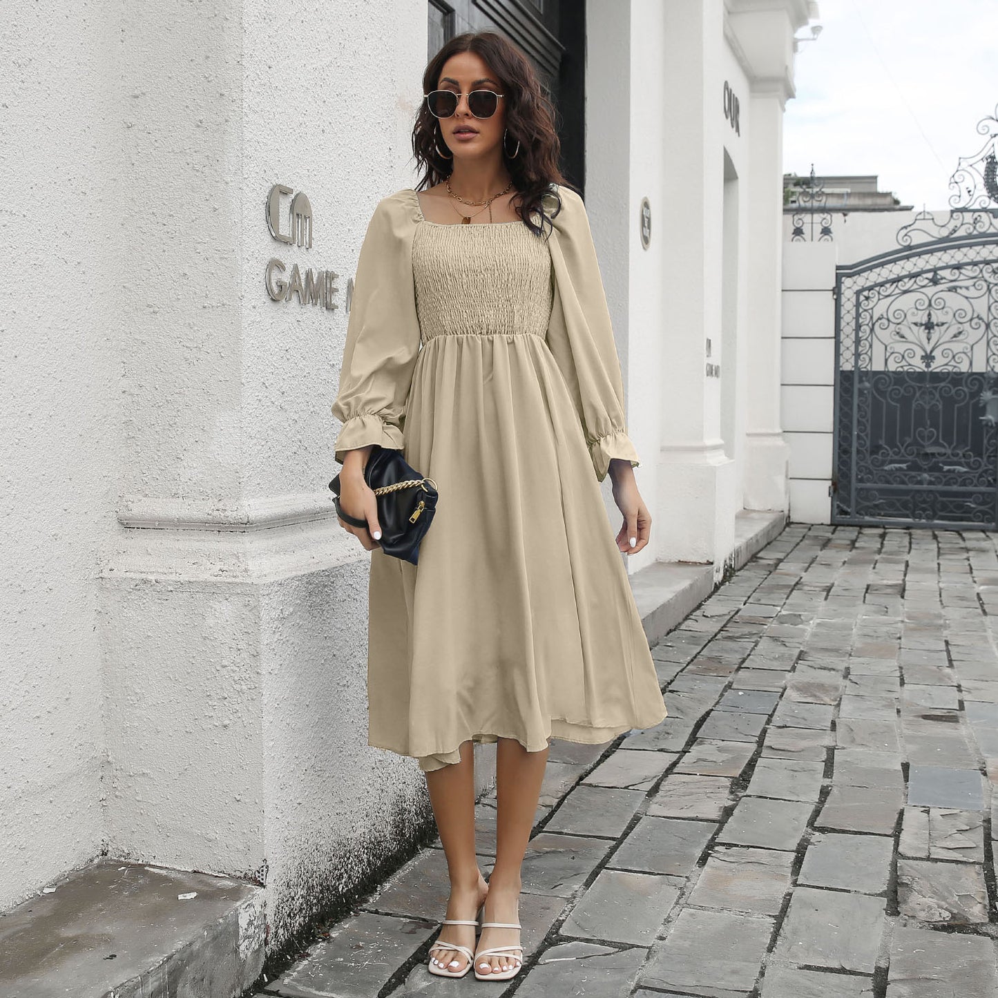 Vestido con escote cuadrado fruncido