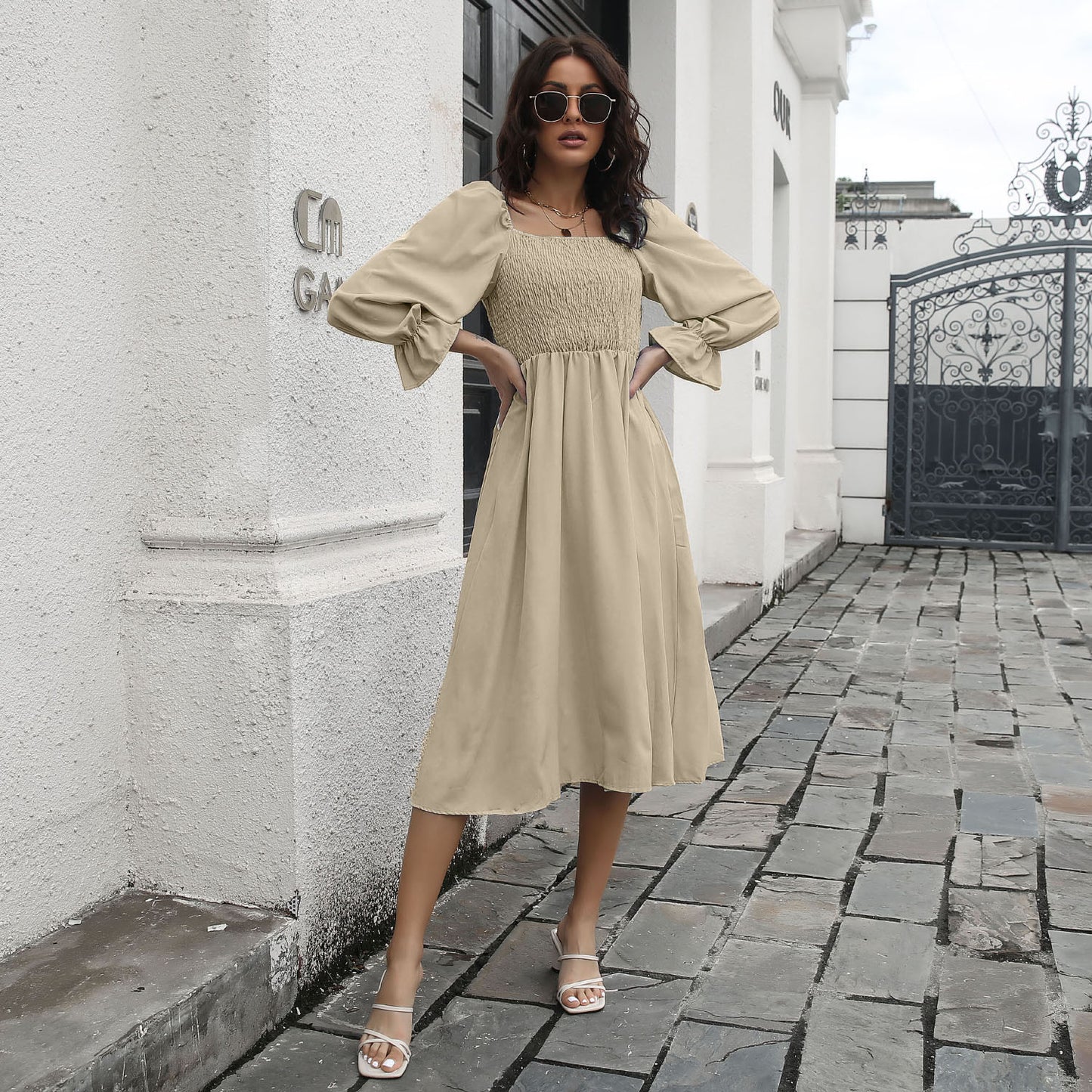 Vestido con escote cuadrado fruncido