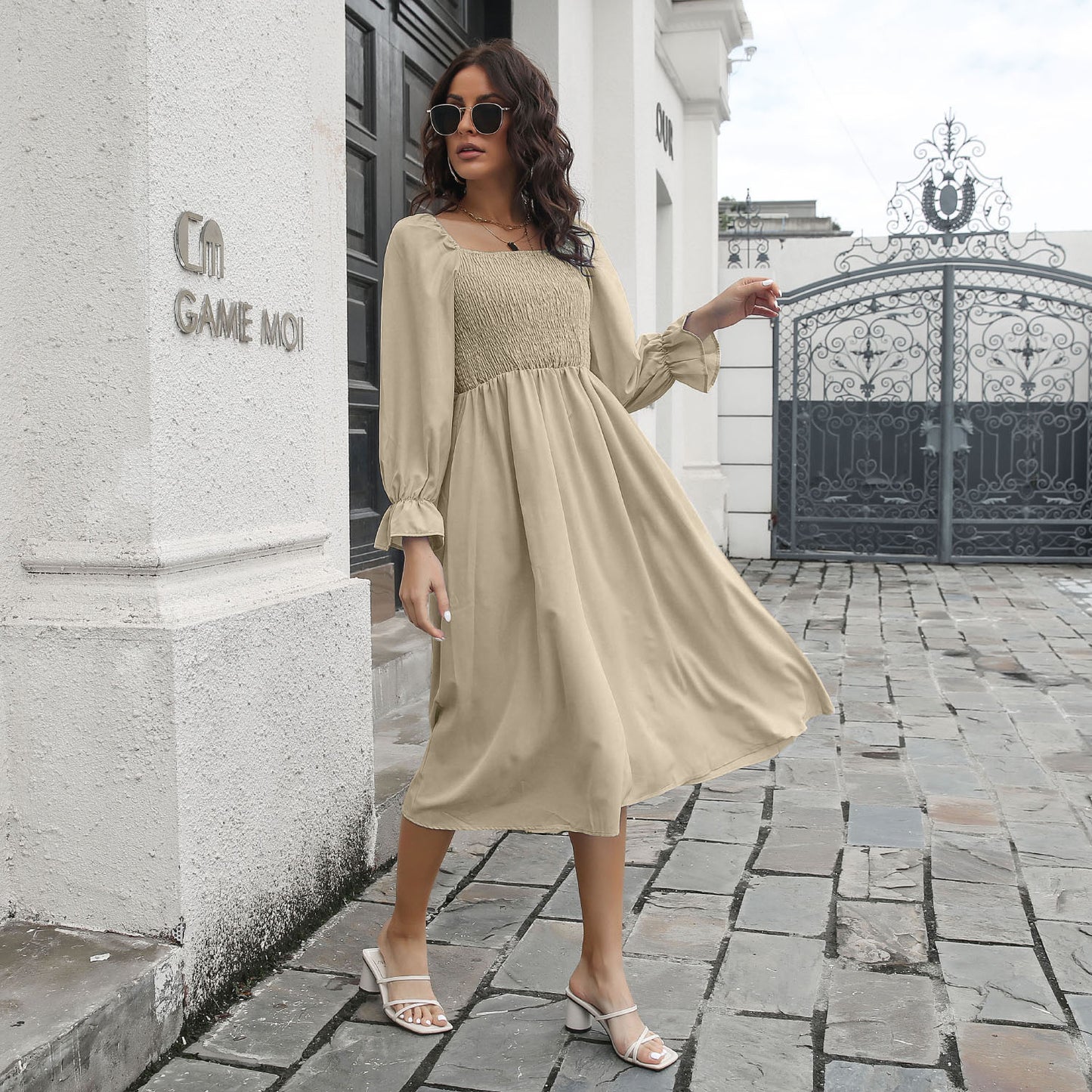 Vestido con escote cuadrado fruncido