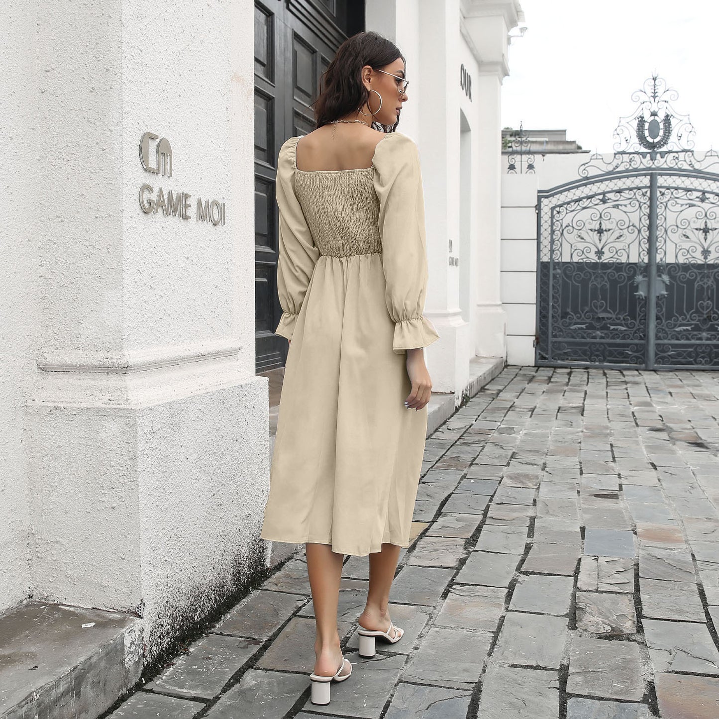 Vestido con escote cuadrado fruncido