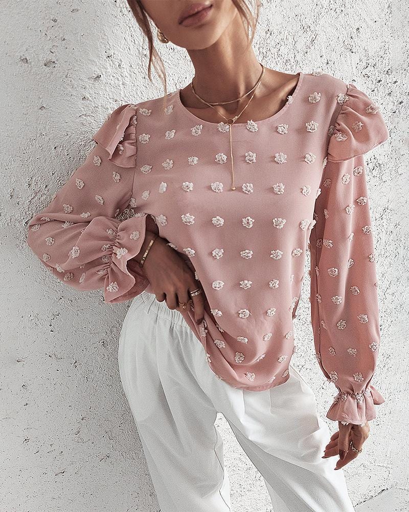 Blusa con hombros con volantes y lunares suizos