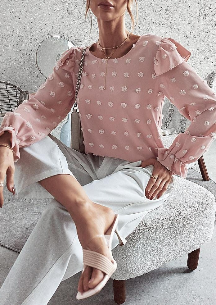 Blusa con hombros con volantes y lunares suizos