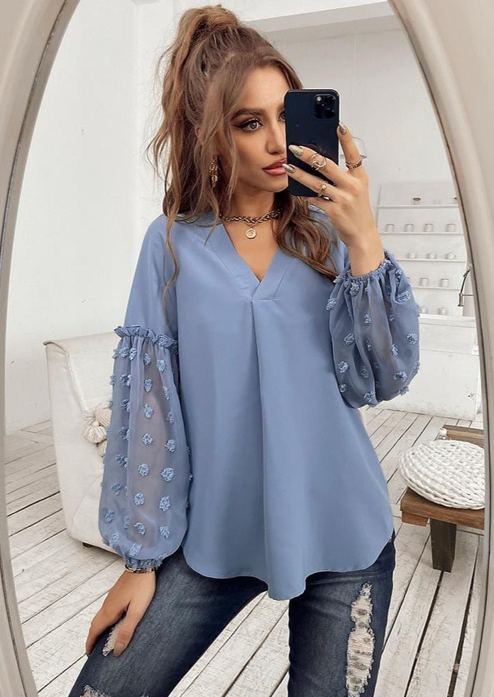 Blusa con mangas de obispo y lunares suizos