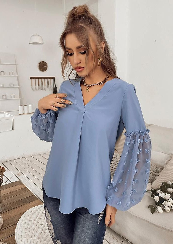 Blusa con mangas de obispo y lunares suizos