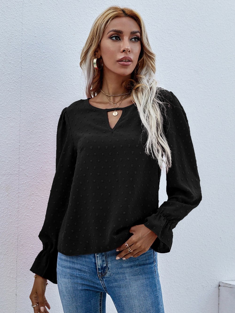 Blusa con abertura en la parte delantera y lunares suizos