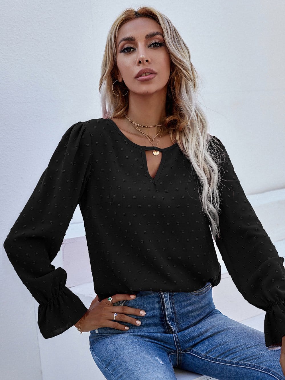 Blusa con abertura en la parte delantera y lunares suizos