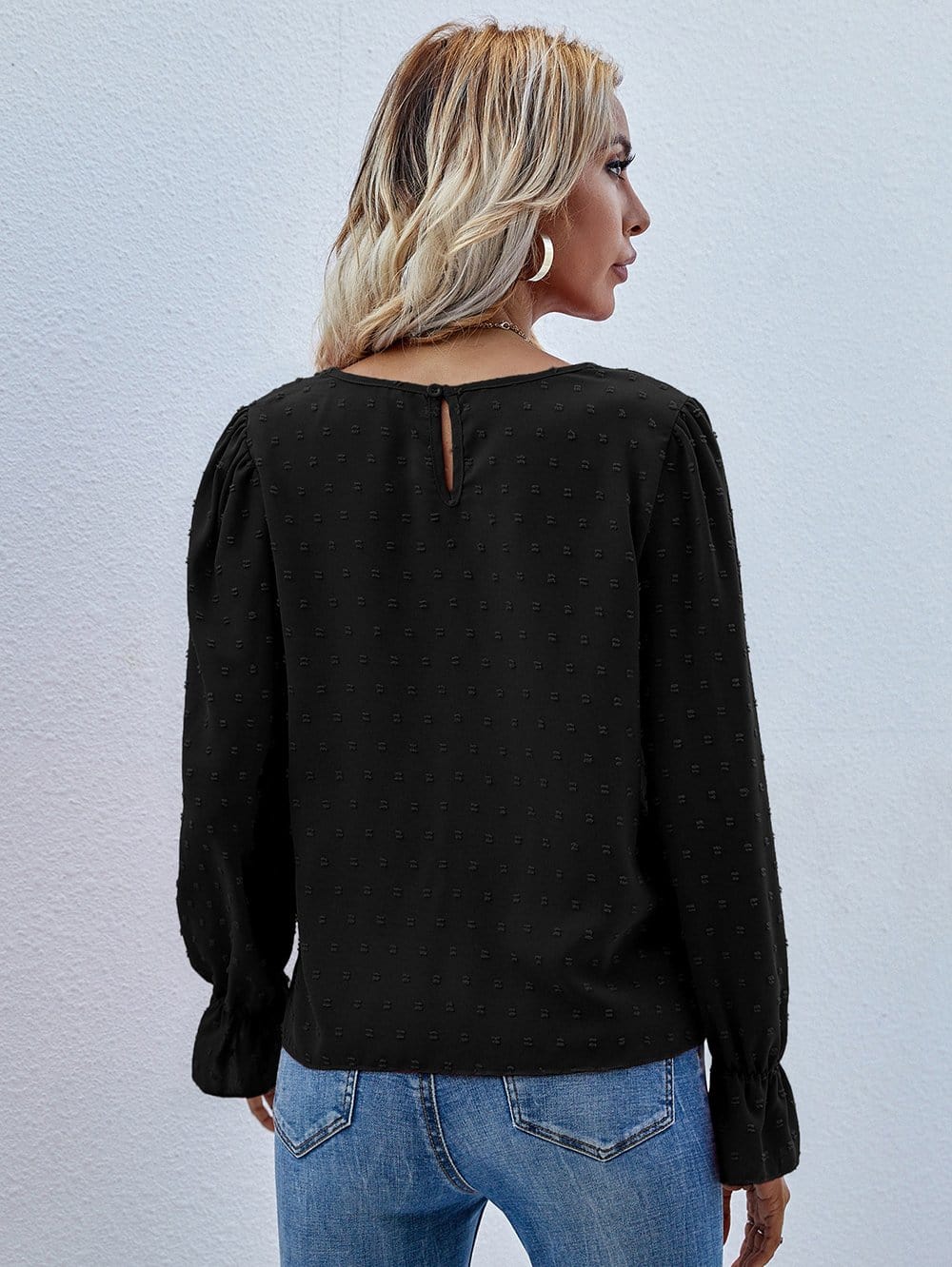 Blusa con abertura en la parte delantera y lunares suizos