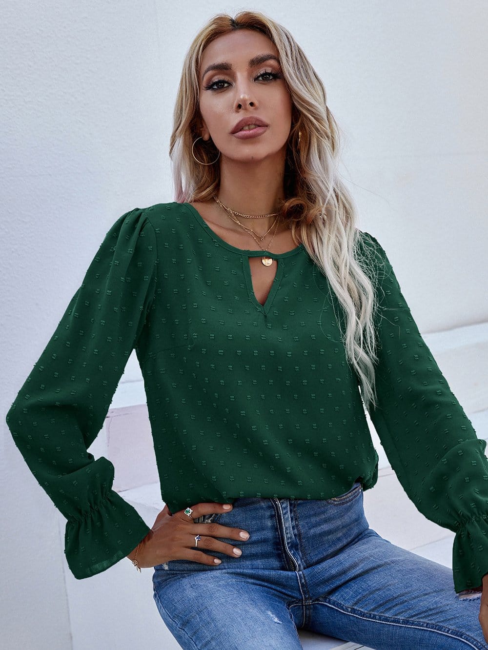 Blusa con abertura en la parte delantera y lunares suizos