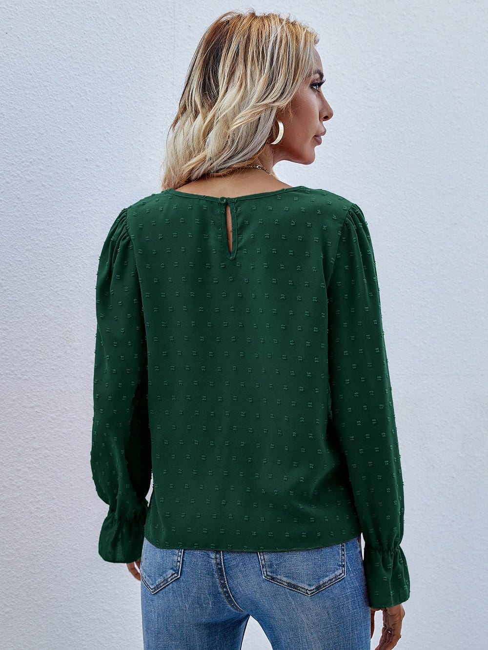 Blusa con abertura en la parte delantera y lunares suizos