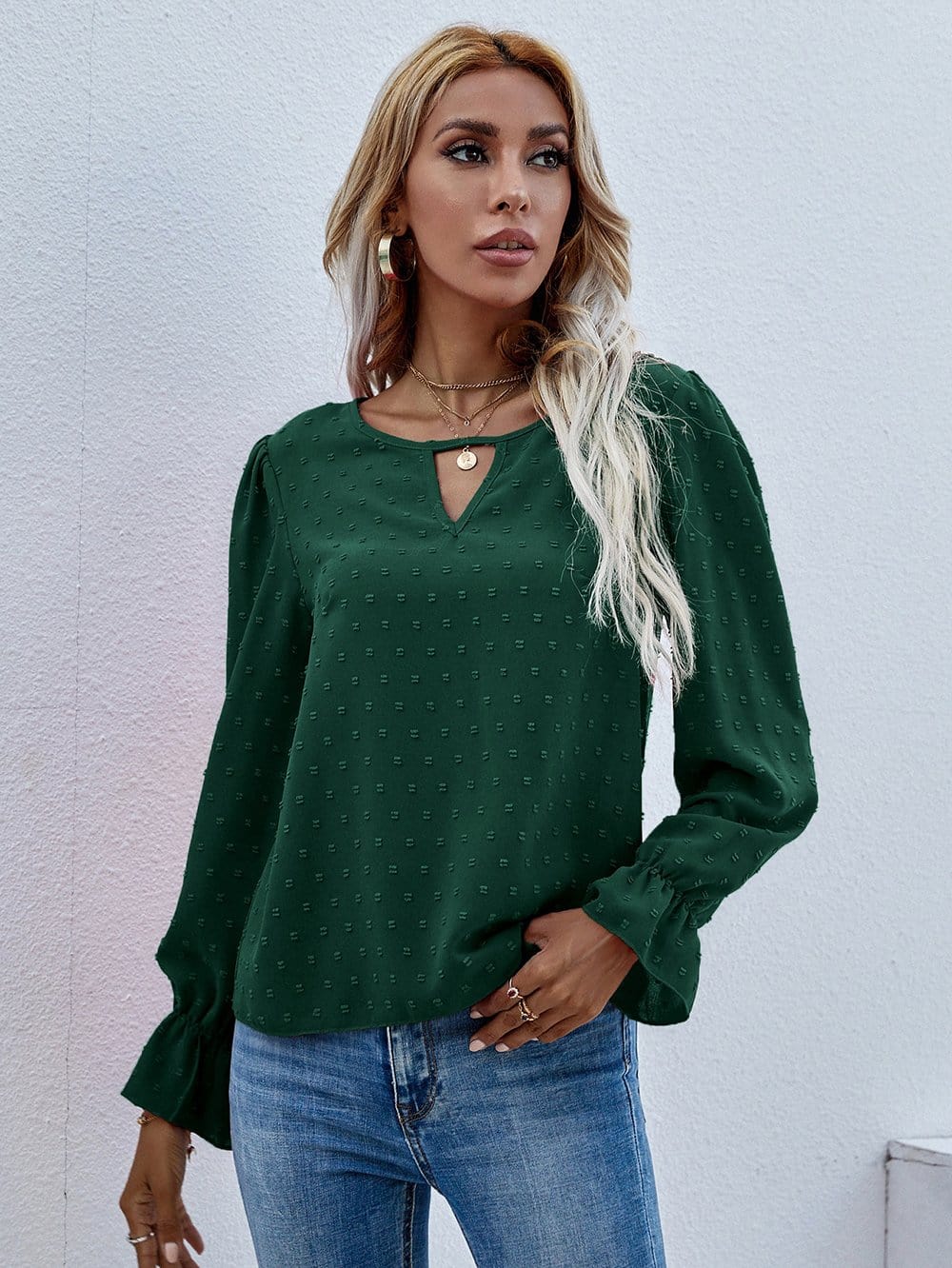 Blusa con abertura en la parte delantera y lunares suizos