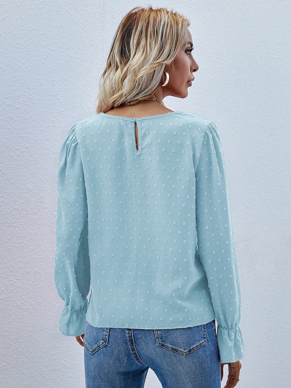 Blusa con abertura en la parte delantera y lunares suizos