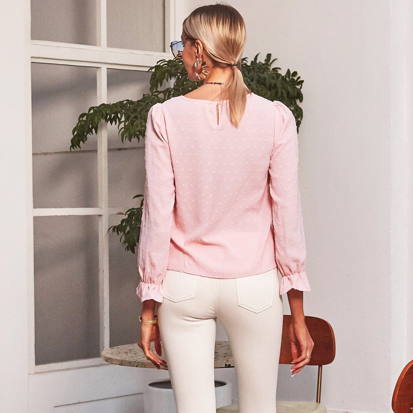 Blusa con abertura en la parte delantera y lunares suizos