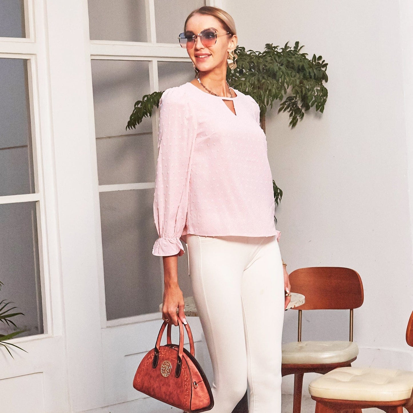 Blusa con abertura en la parte delantera y lunares suizos