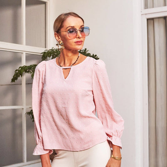 Blusa con abertura en la parte delantera y lunares suizos