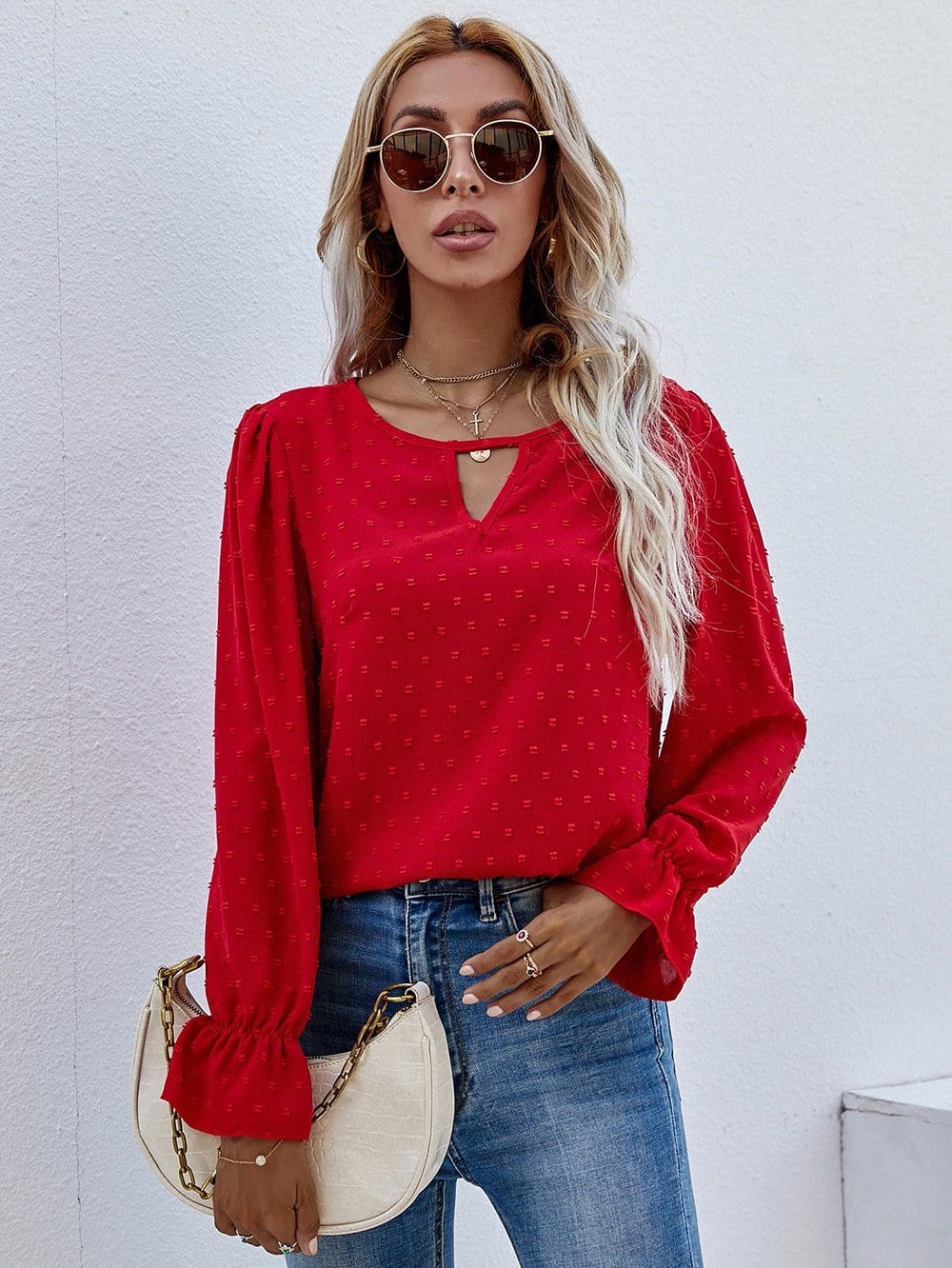 Blusa con abertura en la parte delantera y lunares suizos