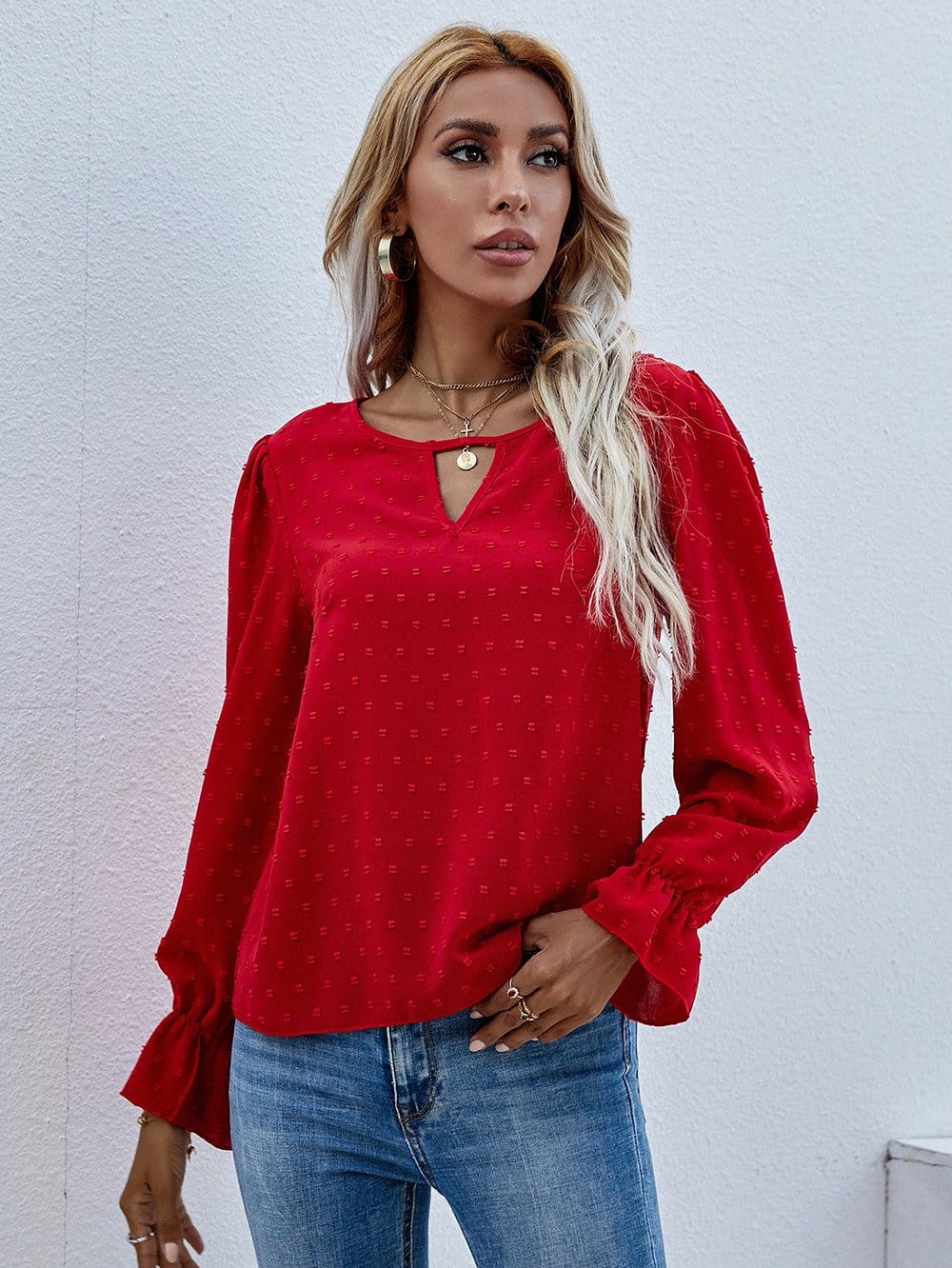 Blusa con abertura en la parte delantera y lunares suizos