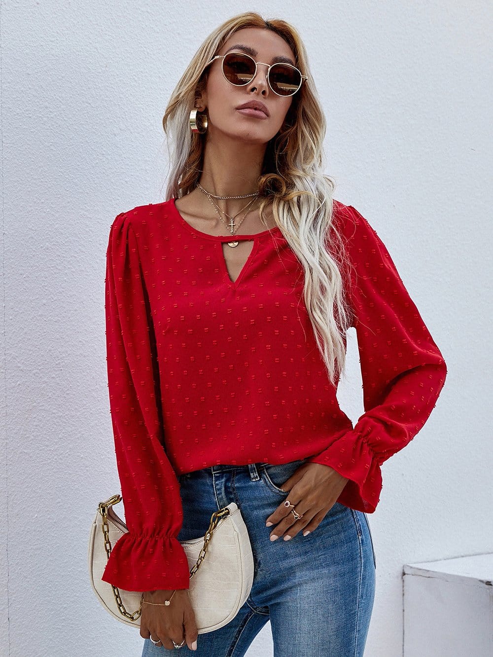 Blusa con abertura en la parte delantera y lunares suizos
