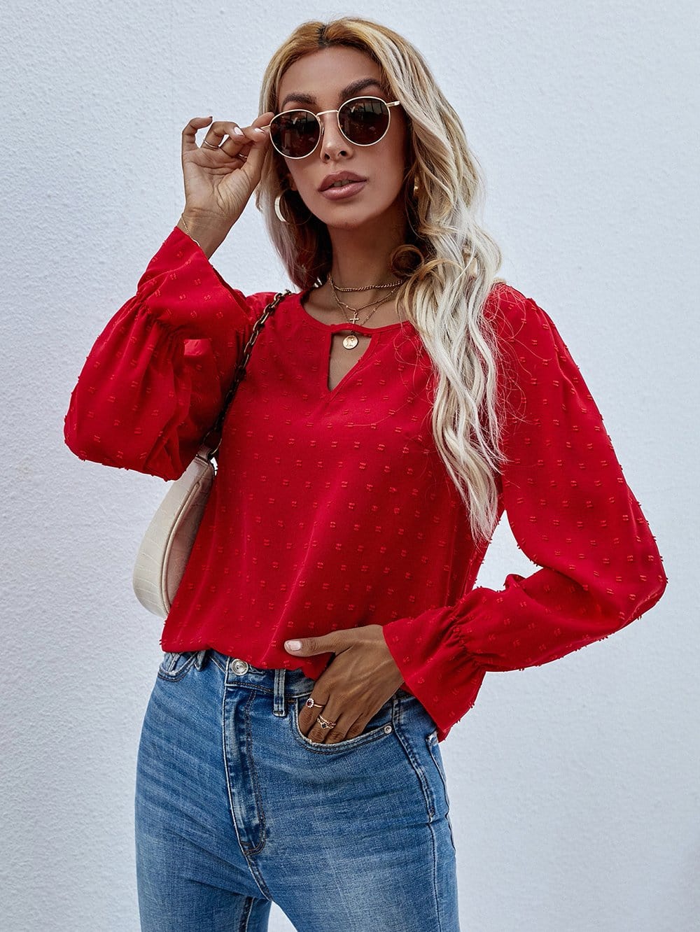 Blusa con abertura en la parte delantera y lunares suizos