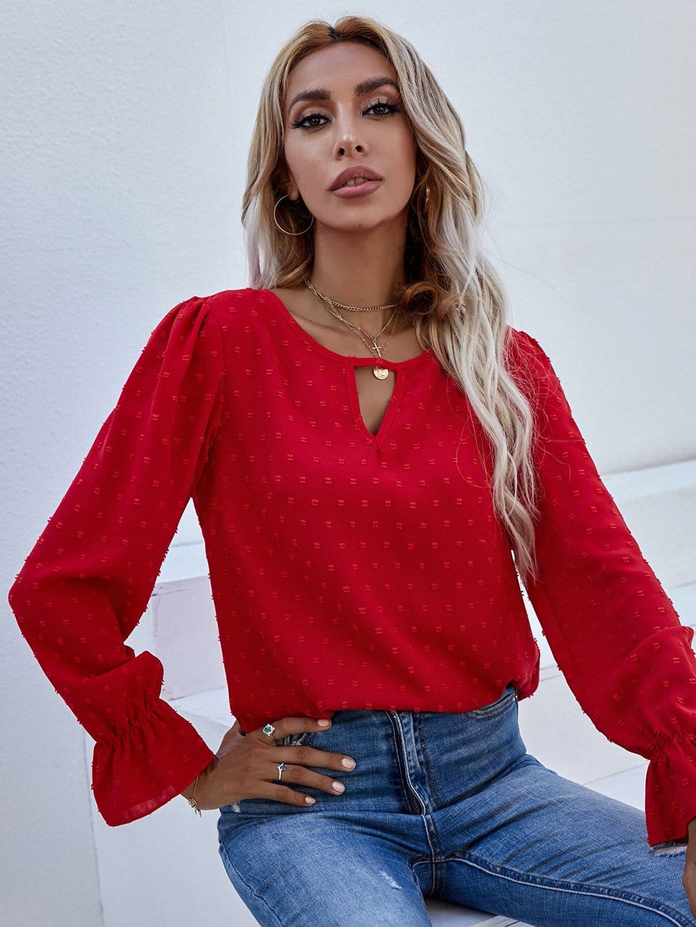 Blusa con abertura en la parte delantera y lunares suizos