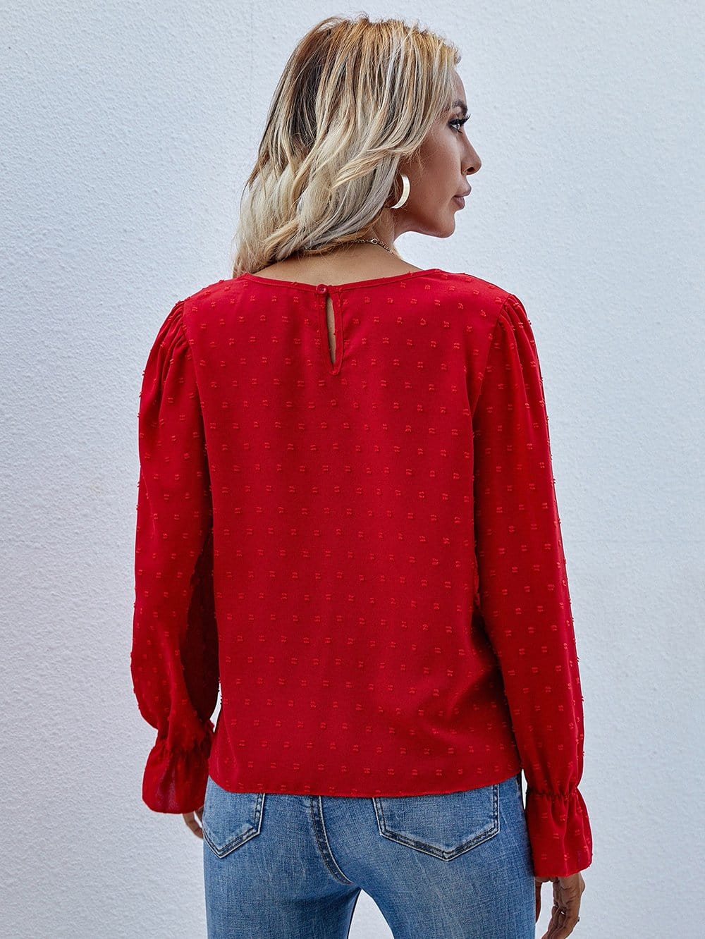 Blusa con abertura en la parte delantera y lunares suizos