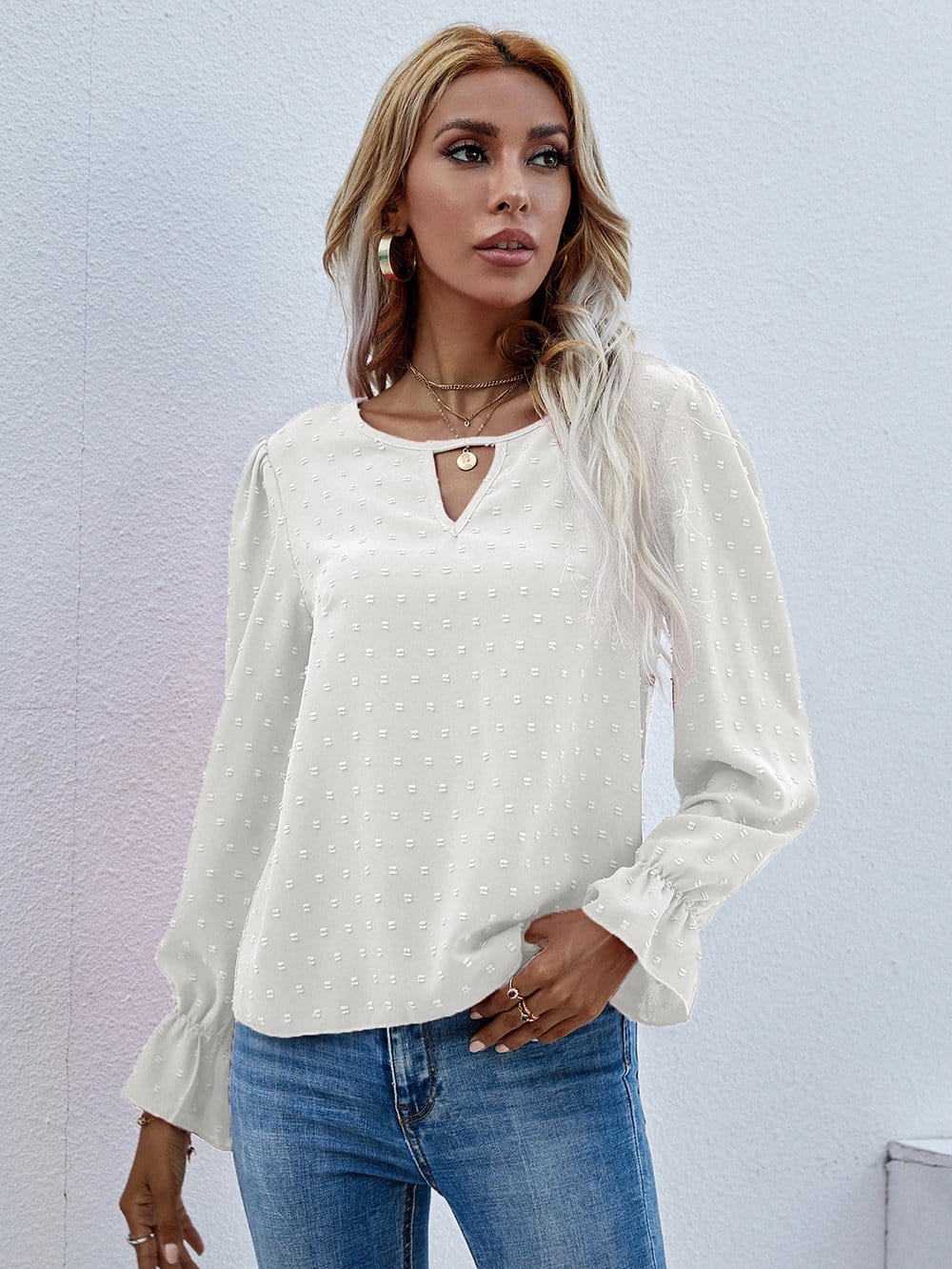 Blusa con abertura en la parte delantera y lunares suizos