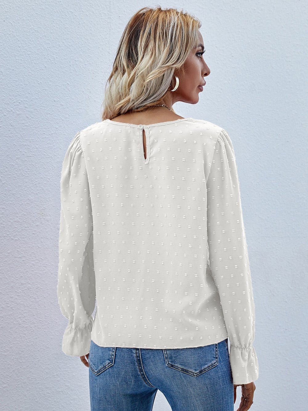 Blusa con abertura en la parte delantera y lunares suizos