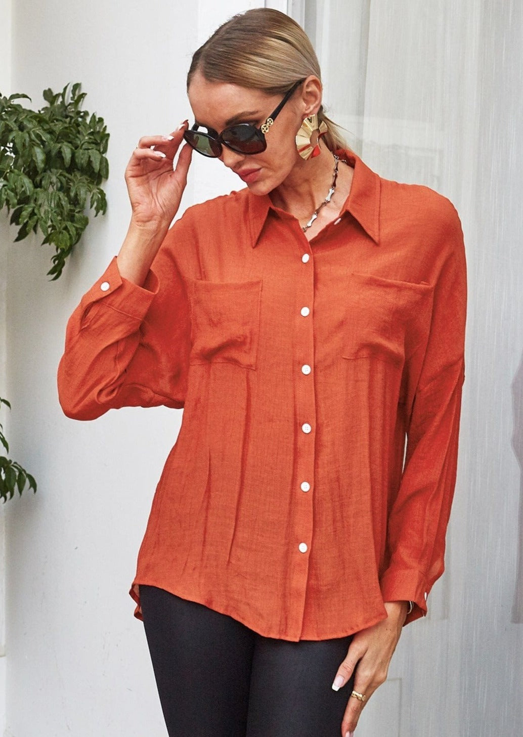 Camisa con botones de luz de color sólido
