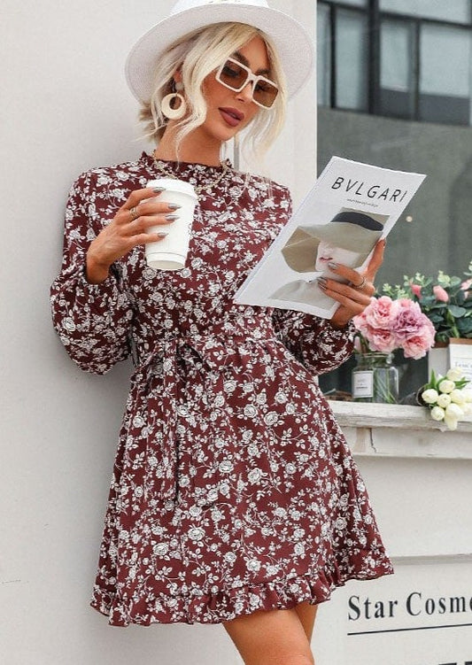 Vestido con cuello con volantes y lazo en la espalda