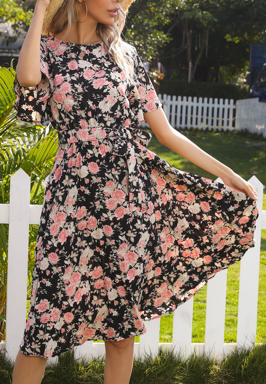 Vestido plisado con flores y cuello redondo