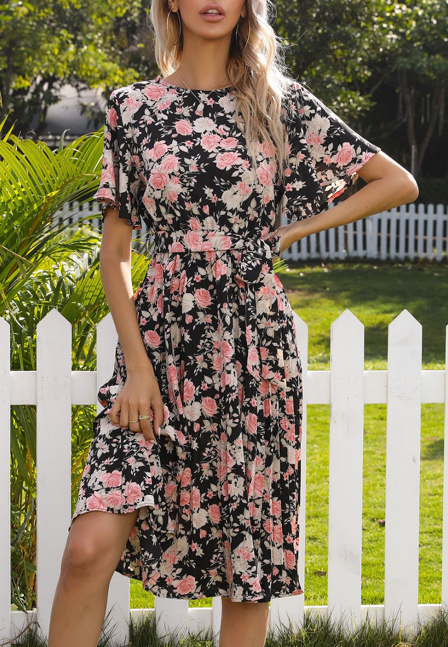 Vestido plisado con flores y cuello redondo