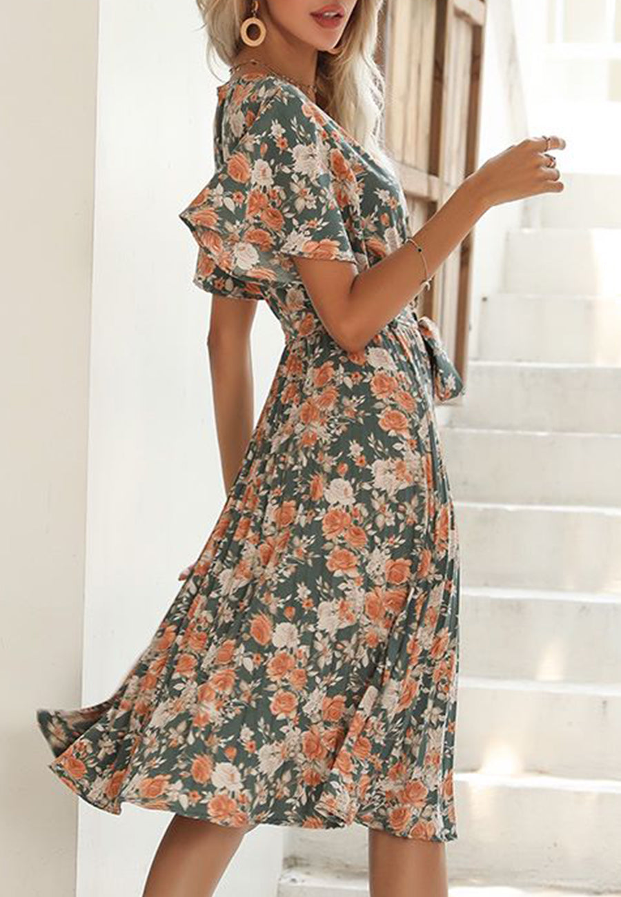 Vestido plisado con flores y cuello redondo