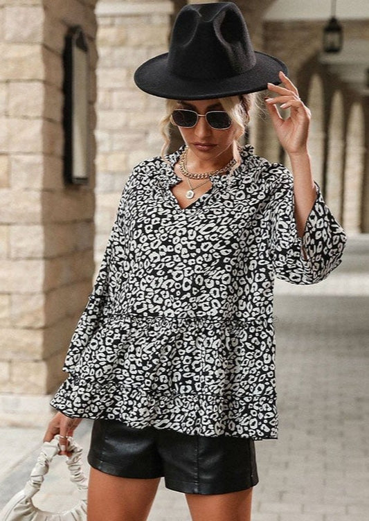 Blusa con estampado de leopardo y dobladillo con volantes