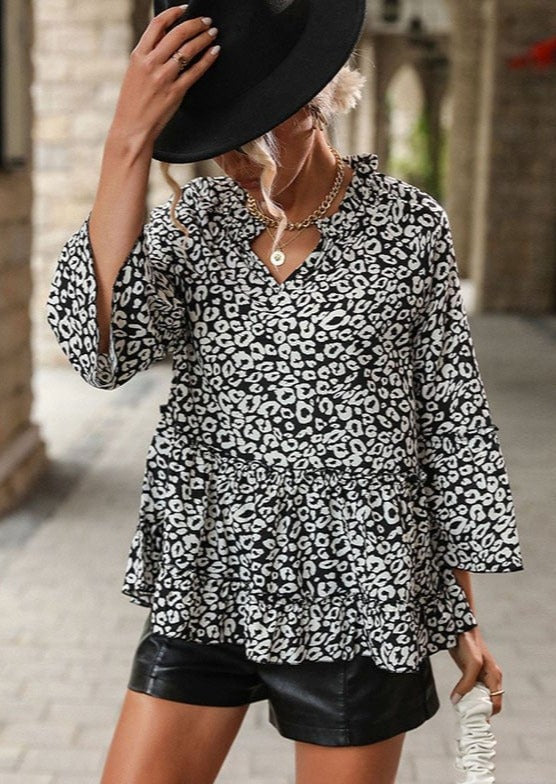 Blusa con estampado de leopardo y dobladillo con volantes