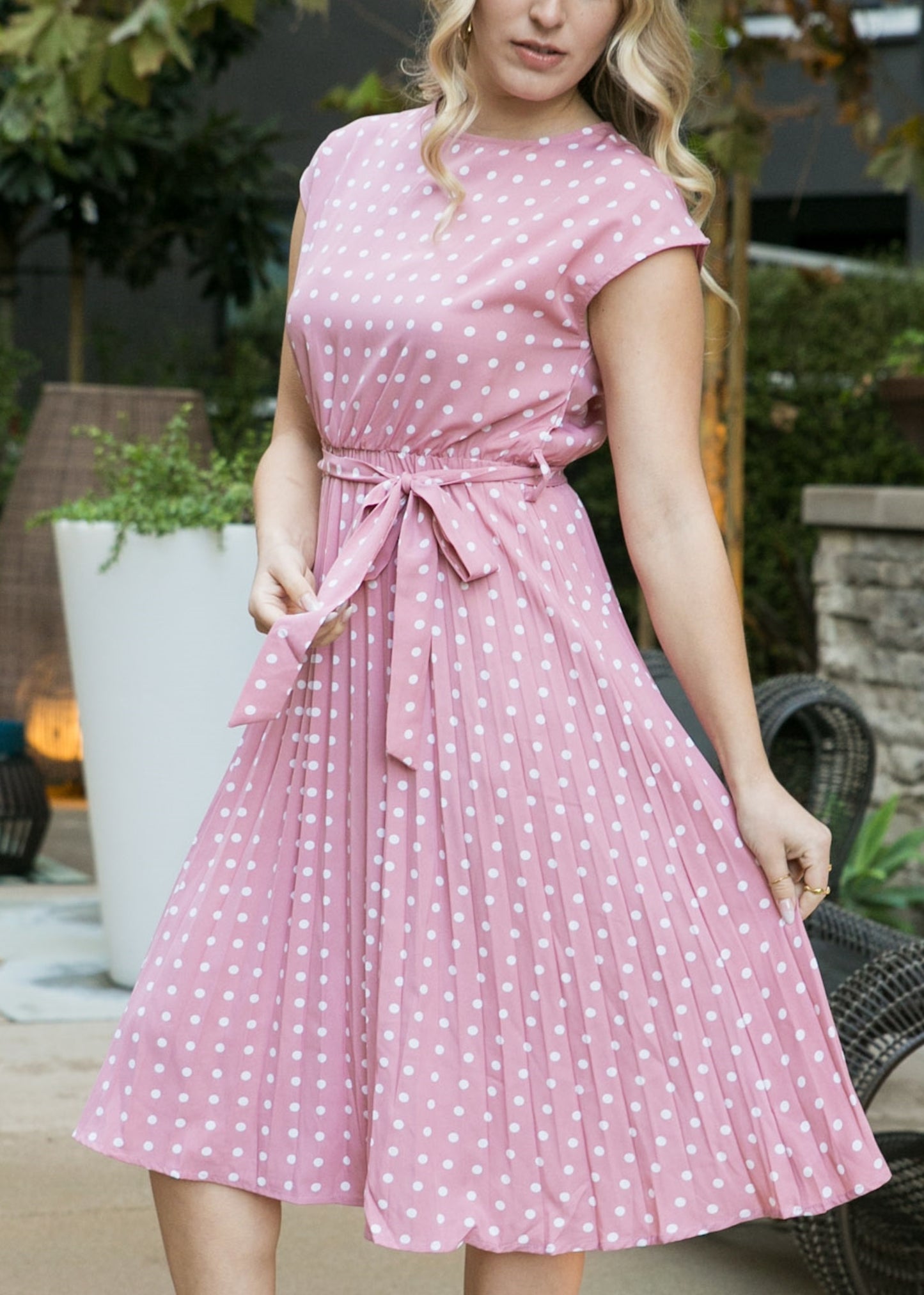 Vestido de lunares con mangas cortas